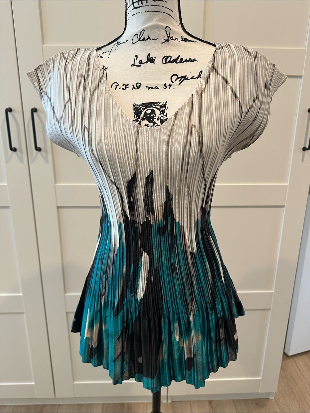 DRESSBARN SIZE LARGEPleated V-Neck. Top in White and Teal. SUPER STRETCHY! - Picture 5 of 11